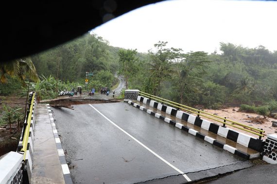 Banjir dan Longsor di Sukabumi, 2 Warga Meninggal, 10 Jembatan Putus - JPNN.COM