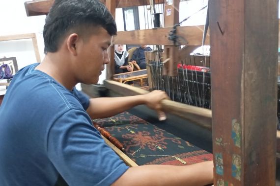 Kain Tenun Tajung Wastra Palembang Tetap Eksis di Tangan Pengrajin Legendaris - JPNN.COM