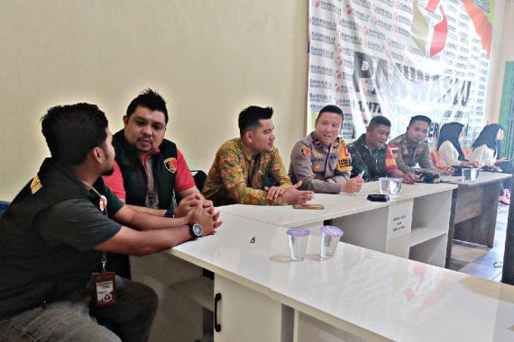 Pilkada Lancar dan Aman, Kapolsek Kerumutan Tak Lupakan Jasa Panwascam - JPNN.COM