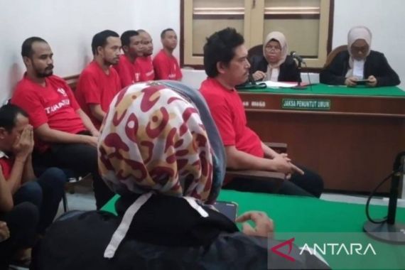 Hakim Vonis Deni Saputra Penjara Seumur Hidup - JPNN.COM