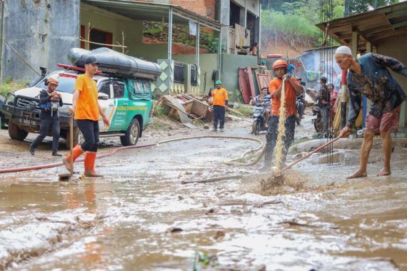 Tim BTB Bersihkan Musala dan Rumah Warga Sukabumi Pascabencana - JPNN.COM