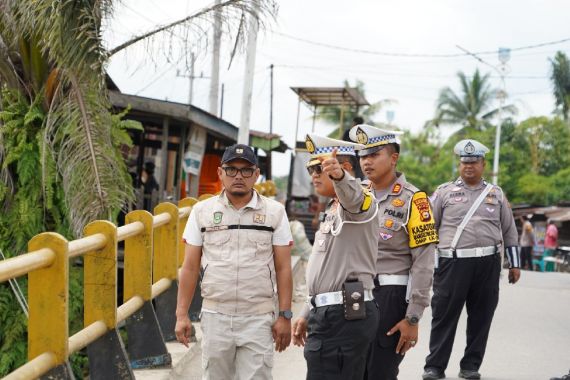 Jelang Nataru, Dirlantas Polda Riau Cek Jembatan Sungai Rokan yang Alami Kemiringan - JPNN.COM