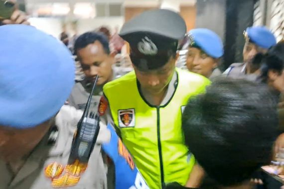 Polisi yang Menembak Mati Siswa SMK Jalani Sidang Etik, Begini Penampilannya - JPNN.COM