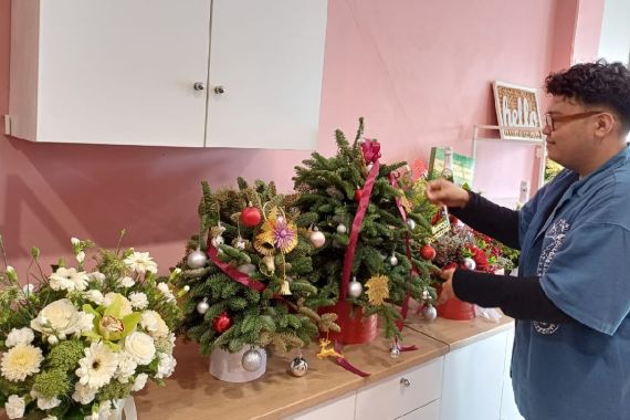 Menjelang Natal, Bisnis Florist Palembang Banjir Orderan Pohon Pinus - JPNN.COM