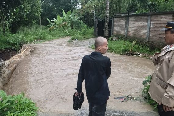 Mohon Doanya, 3 Bocah SD Ini Tergelincir Lalu Hanyut Terbawa Arus Sungai - JPNN.COM