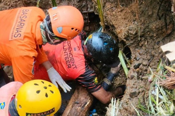 2 Korban Tertimbun Longsor di Sukabumi Masih Belum Ditemukan, Keluarga Diminta Ikhlas - JPNN.COM