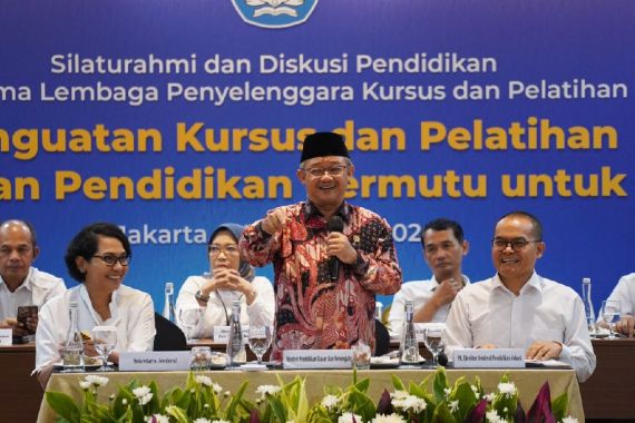 Mendikdasmen Ungkap Skema Baru agar Lulusan SMK Terserap Dunia Kerja - JPNN.COM