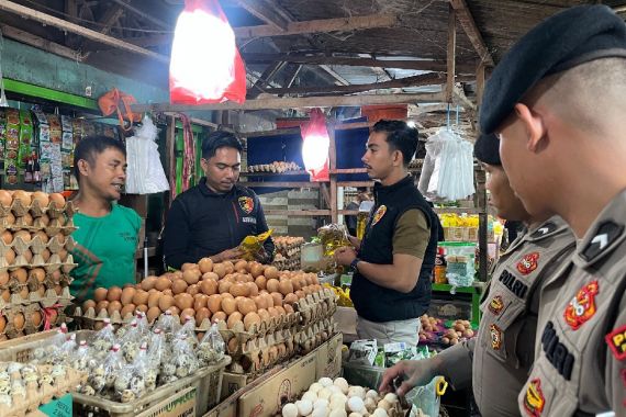 Patroli ke Pasar Tradisional, Tim Polres Pelalawan Pantau Ketersediaan Sembako Menjelang Nataru - JPNN.COM