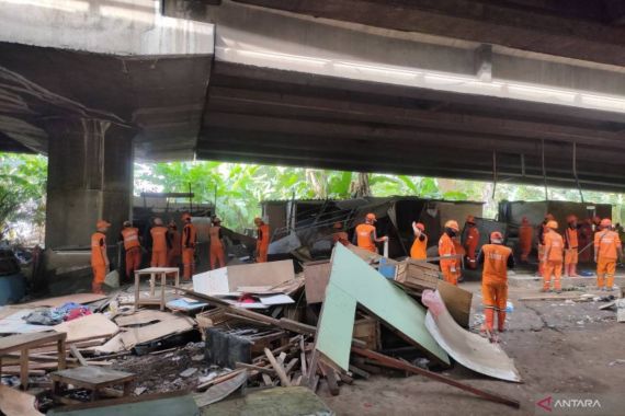 Lapak dan Bekas Tempat Tinggal Warga di Kolong Tol Angke Dibersihkan - JPNN.COM