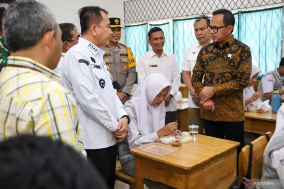 Program Makan Bergizi Gratis Mulai Digelar Januari, Perlu Dukungan Pihak Ketiga - JPNN.COM