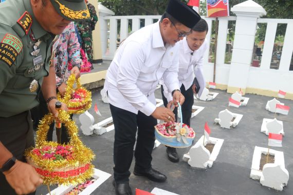 Wamentrans Viva Yoga Pimpin Tabur Bunga di Makam Pionir Transmigrasi Sukra Indramayu - JPNN.COM