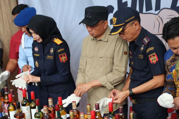 Bea Cukai dan Pemkot Bandung Musnahkan Miras dan Rokok Ilegal, Segini Banyaknya - JPNN.COM