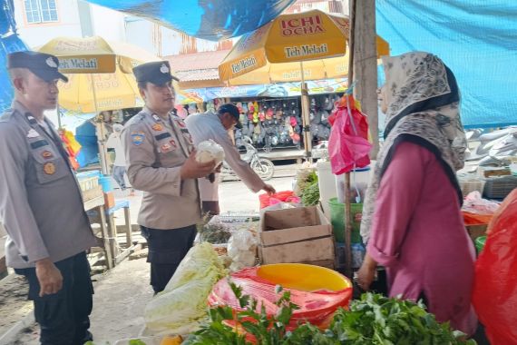 Polisi di Pelalawan Patroli ke Pasar Tradisional, Jaga Kamtibmas Menjelang Nataru - JPNN.COM