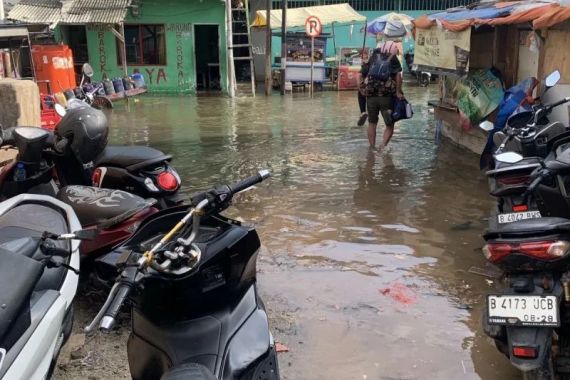 Banjir Rob Merendam Muara Angke, Kendaraan Sulit Melintas - JPNN.COM