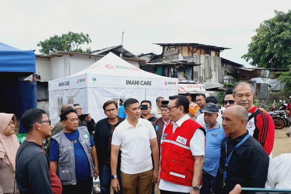 Agung Laksono Berikan Bantuan kepada Korban Kebakaran di Kemayoran - JPNN.COM