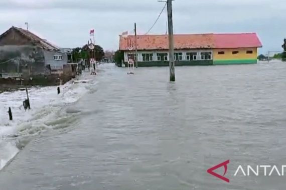 Ratusan Rumah di Karawang Terendam Banjir Rob - JPNN.COM