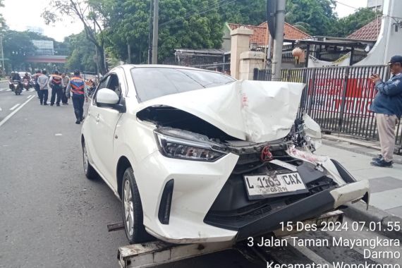 Mobil Agya Tabrak Suroboyo Bus di Jalan Setail, 2 Orang Luka - JPNN.COM