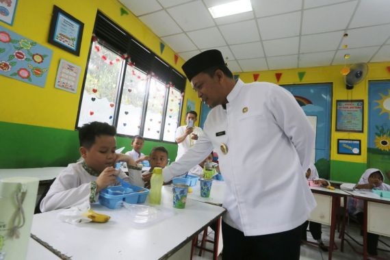 Pemkot Tangerang Berhasil Salurkan Makanan Bergizi Gratis kepada 117.999 Siswa Selama Uji Coba - JPNN.COM