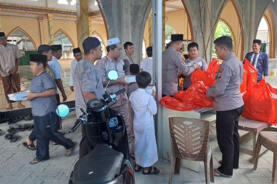 Pilkada Berjalan Lancar, Polisi di Pelalawan Berbagi dengan Warga di Masjid - JPNN.COM