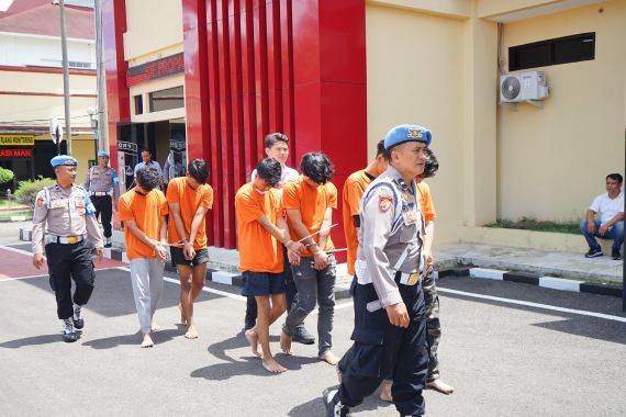 Polisi Tangkap Belasan Pemuda yang Buat Onar dan Rusak Warung di Bandung - JPNN.COM