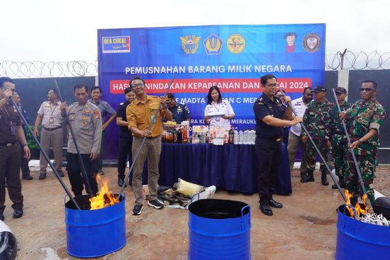 Bea Cukai Merauke Musnahkan BMNN Hasil Penindakan, Ada Rokok hingga Kulit Buaya - JPNN.COM