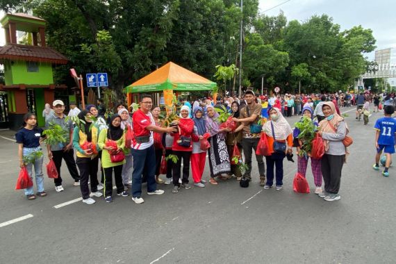 Dukung Ketahanan Pangan, Kementan Bagikan Ribuan Benih Buah di CFD Bekasi - JPNN.COM