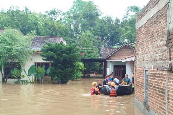 Banjir Bandang Putus Akses Utama Jalur Provinsi Trenggalek-Ponorogo-Pacitan - JPNN.COM