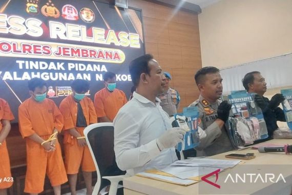 Berjualan Sabu-Sabu di Rumah, Pasutri Ditangkap Polres Jembrana, Sebegini Barang Buktinya - JPNN.COM