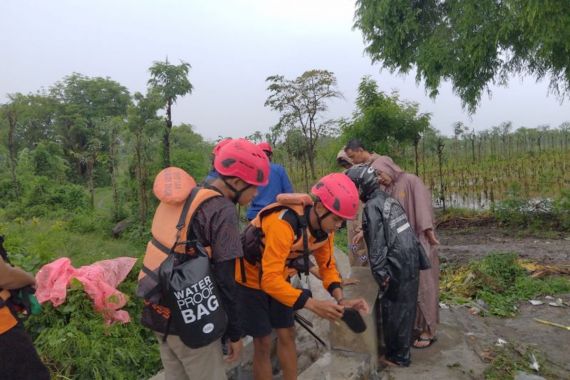 Siswa SD di Lombok Timur Hilang Terseret Arus Air Jaringan Irigasi - JPNN.COM