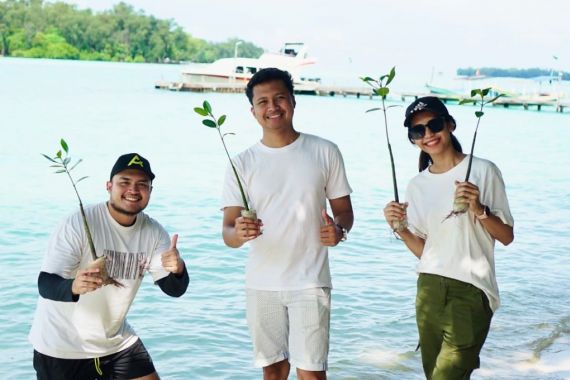 Kurangi Emisi Karbon, Atome Tanam 100 Pohon Mangrove di Kepulauan Seribu - JPNN.COM