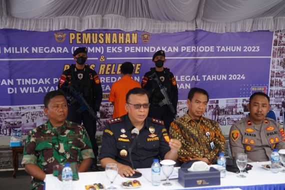 Musnahkan Rokok dan Miras Ilegal Sebanyak Ini, Bea Cukai Pantoloan Berharap Beri Efek Jera - JPNN.COM