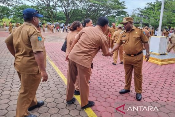 Evaluasi Kinerja Pegawai Honorer, Bupati Hermus Indou Bentuk Tim - JPNN.COM