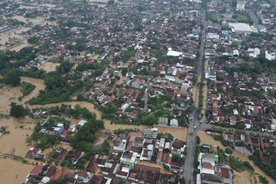 Bencana Menerjang, 2 Warga Ponorogo Terseret Banjir - JPNN.COM