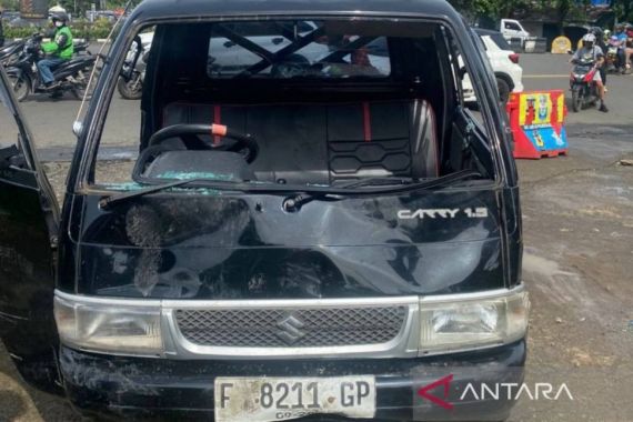 Takut Diamuk Warga, Maling Mobil Tabrak Kendaraan Lain di Bogor - JPNN.COM