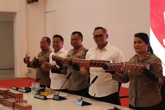 Bea Cukai dan Polri Gagalkan Pengiriman Rokok Ilegal di Surabaya - JPNN.COM