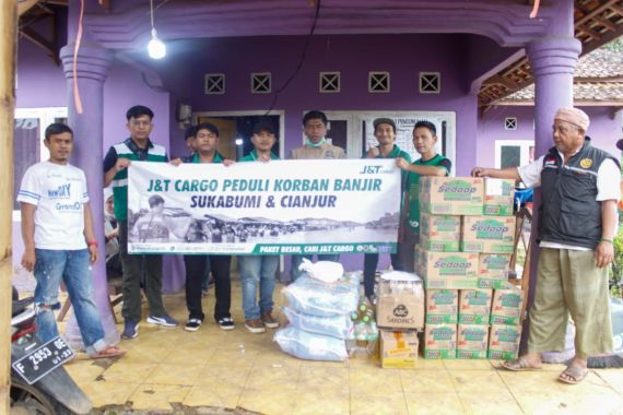 J&T Cargo Salurkan Bantuan untuk Korban Banjir Sukabumi dan Cianjur - JPNN.COM