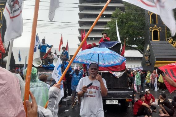 Setelah 10 Jam Buruh Bertahan, UMSK & UMSP Jateng 2025 Ditetapkan - JPNN.COM