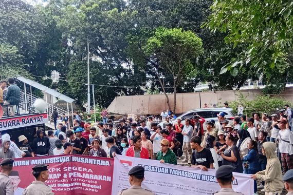 Mahasiswa Desak KPK Periksa Bupati Daerah Ini - JPNN.COM