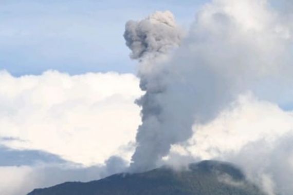 Gunung Ibu Erupsi 2 Kali, Lontarkan Abu Setinggi 500 Meter - JPNN.COM