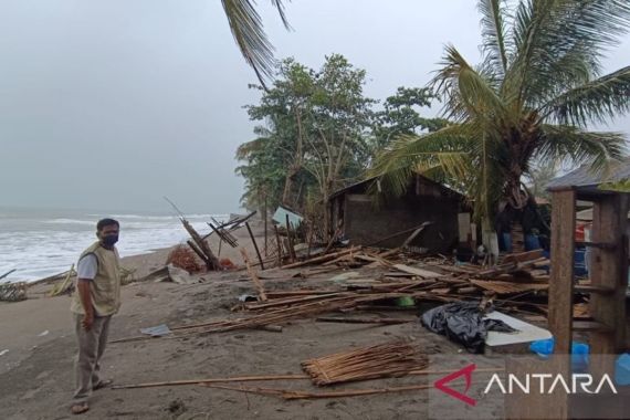 Puluhan Rumah di Palabuhanratu Sukabumi Rusak Akibat Abrasi Pantai - JPNN.COM