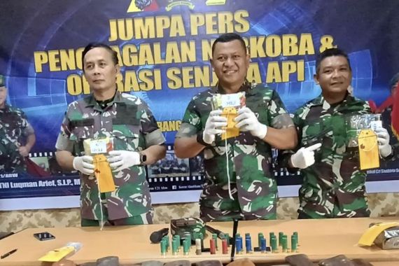 Satgas Pamtas Yonzipur Gagalkan Penyelundupan 4 Kg  Sabu-Sabu di Perbatasan RI-Malaysia - JPNN.COM