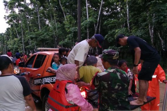 BPBD Berjibaku Evakuasi Warga Korban Banjir Sejumlah Desa di Jember - JPNN.COM