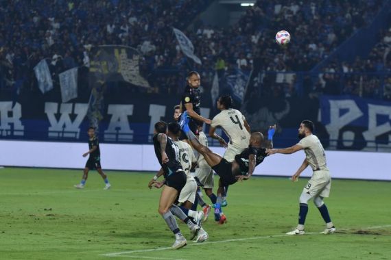 Persib Menang 3-1 atas Persita, Maung Bandung Pecahkan Rekor - JPNN.COM