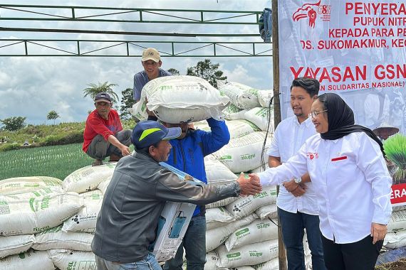 Yayasan GSN Salurkan Pupuk Gratis dan Sprayer ke Petani di Magelang - JPNN.COM