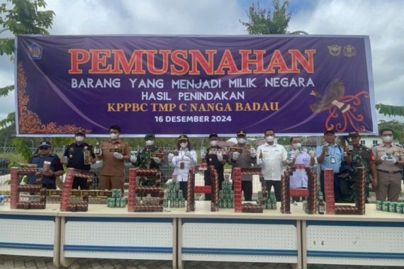 Beri Efek Jera, Bea Cukai Nanga Badau Musnahkan Barang Hasil Penindakan Selama 2 Tahun - JPNN.COM