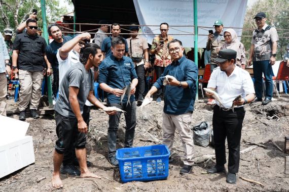 Pj Gubernur Kaltim Panen Perdana Tambak 4 in 1, Hasil Pemberdayaan Anak Muda - JPNN.COM