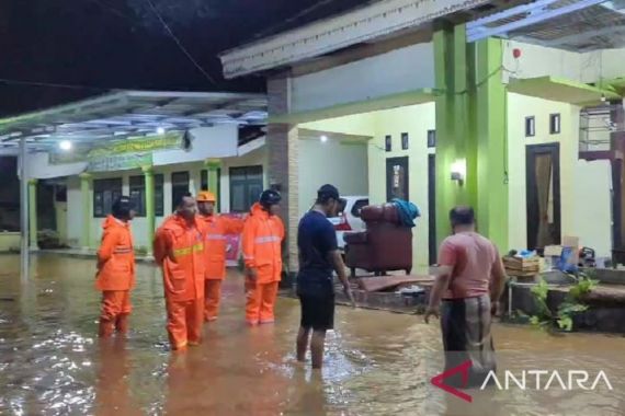 Banjir Bandang Menerjang Sejumlah Desa pada 2 Kecamatan di Bondowoso - JPNN.COM