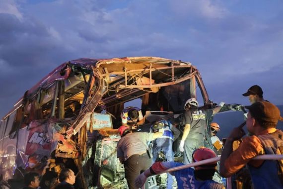 Bus Rombongan SMP Bogor Kecelakaan di Tol Pandaan-Malang, 4 Orang Tewas - JPNN.COM