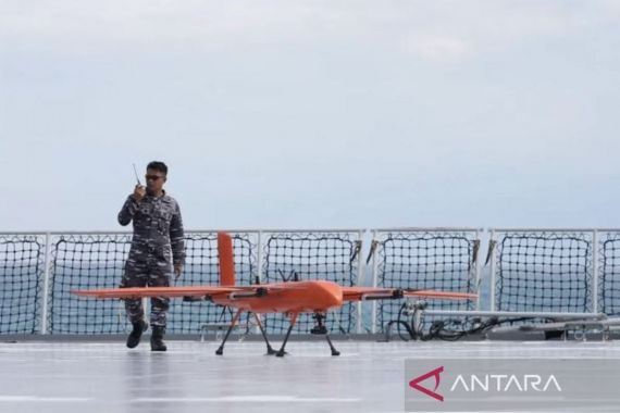 Pusat Penerbangan TNI AL Uji Fungsi Drone VTOL di Atas KRI Semarang-594 - JPNN.COM