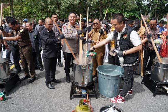 Polda Riau Musnahkan Setengah Ton Narkoba, Irjen Iqbal: Ini Bukti Komitmen Kami - JPNN.COM